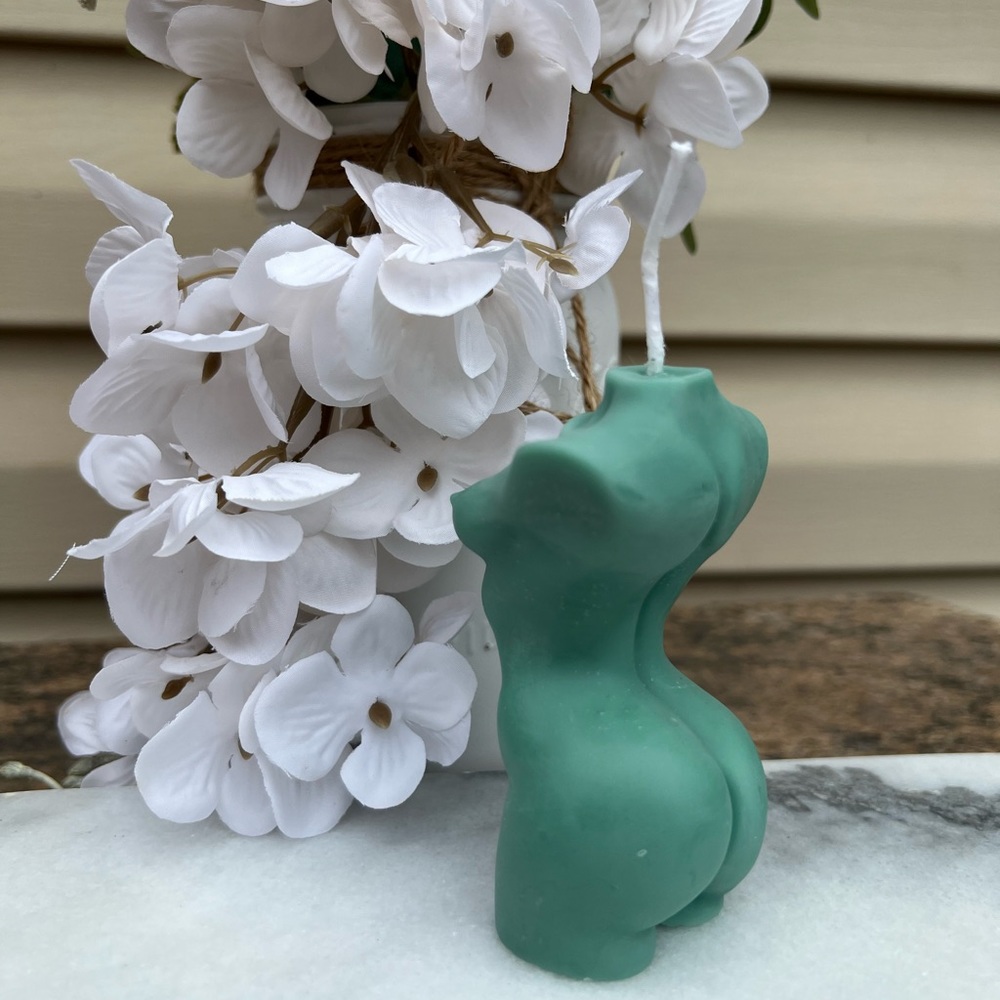 Hand Poured Soy Wax Candle- White Eucalyptus - Picture 2 of 4